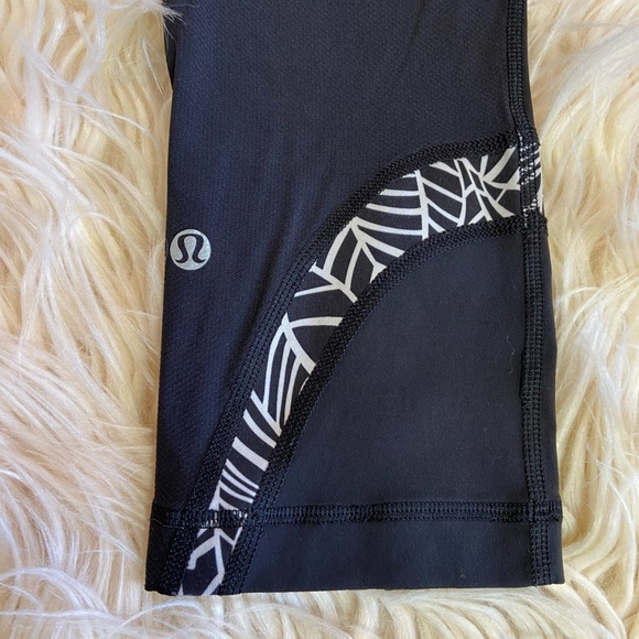 Lululemon Run: Inspire Crop II in Black / Pretty Palm Black Angel Wing Size 6 - Picture 5 of 8